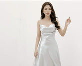 Robe en soie coupée en biais avec décolleté bénitier et ourlet asymétrique pour des soirées élégantes